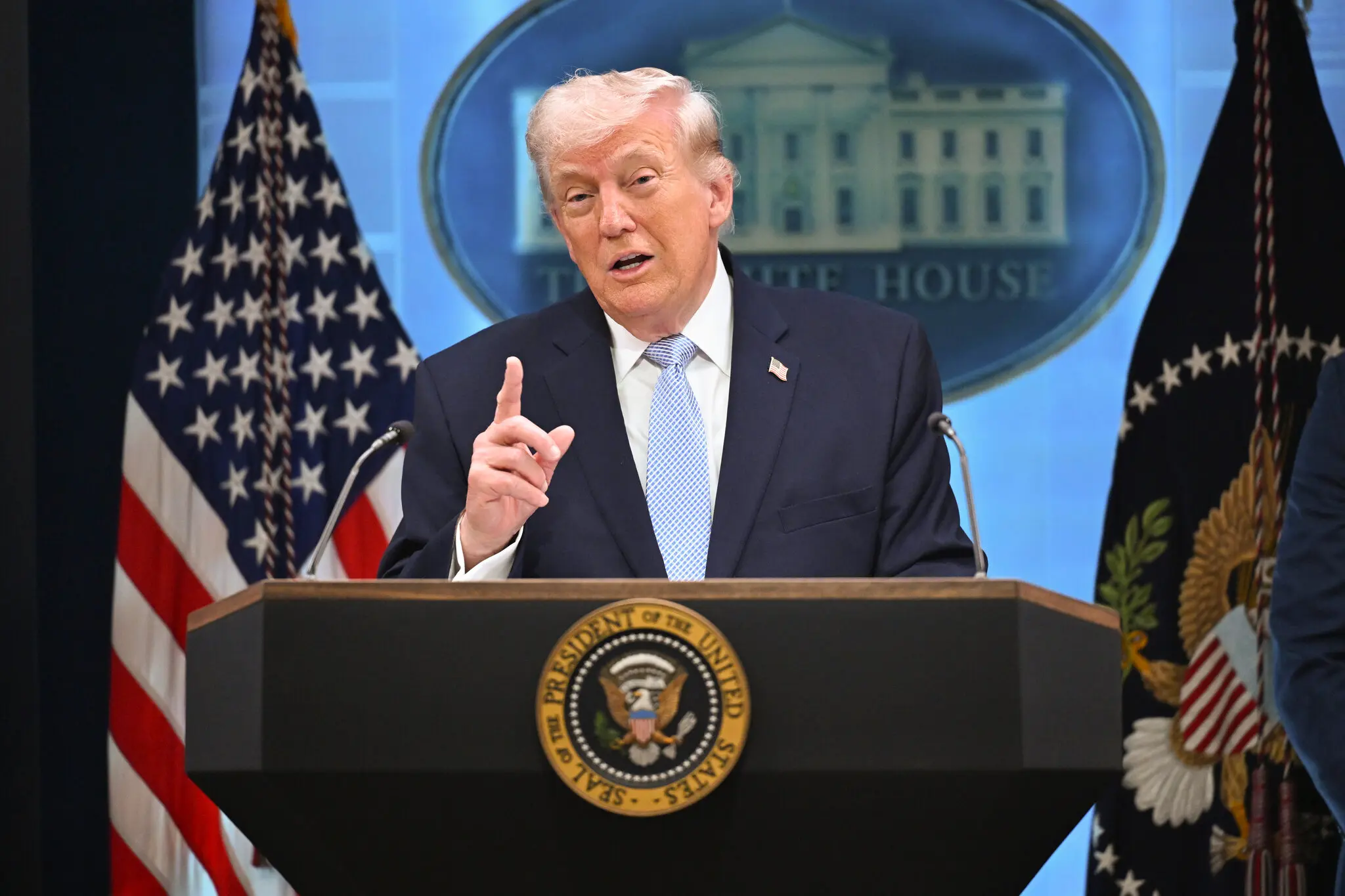 Amerika’da MAGA mahallesi fena karıştı: Trump, kendisini eleştiren dört podcastçıya demediğini bırakmadı
