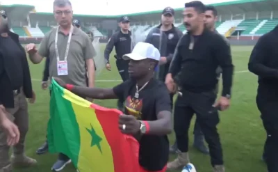Türkiye’nin renk fobisi: Amedsporlu Diagne maç sonrası Senegal bayrağı açtı, polis PKK bayrağı sanıp onu engelledi