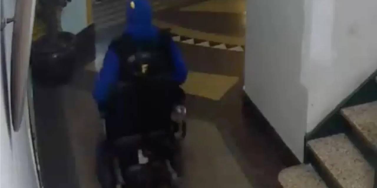 Yürüyerek geldi, çaldığı tekerlekli sandalyeye binip gitti