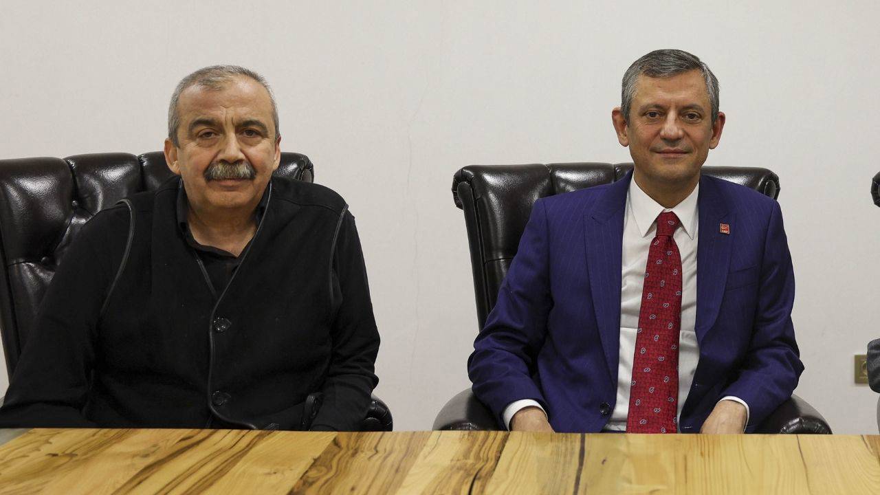 Özgür Özel ölüm yıldönümünde Sırrı Süreyya’yı andı