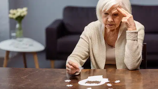 Alzheimer’da ‘gizli evre’: Belirtiler 50’li yaşlarda başlıyor