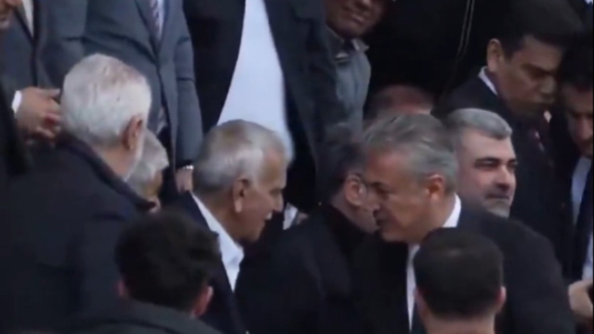 Ahmet Türk kendisi yerine atanan kayyımla yan yana maç izledi