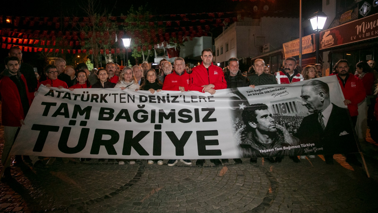 CHP ‘Denizler’i andı: Özgür Özel karanfil bıraktı