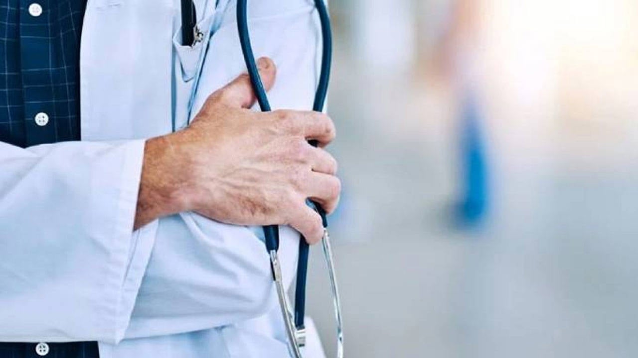 Doktorlar en çok iki özel hastanede çalışabilecek