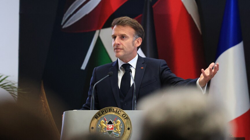 Macron başöğretmen gibi!