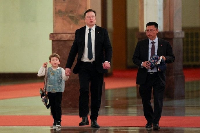 Çinliler Çin malı çantayı Elon Musk’ın oğlu X’te gördü, kapıştı