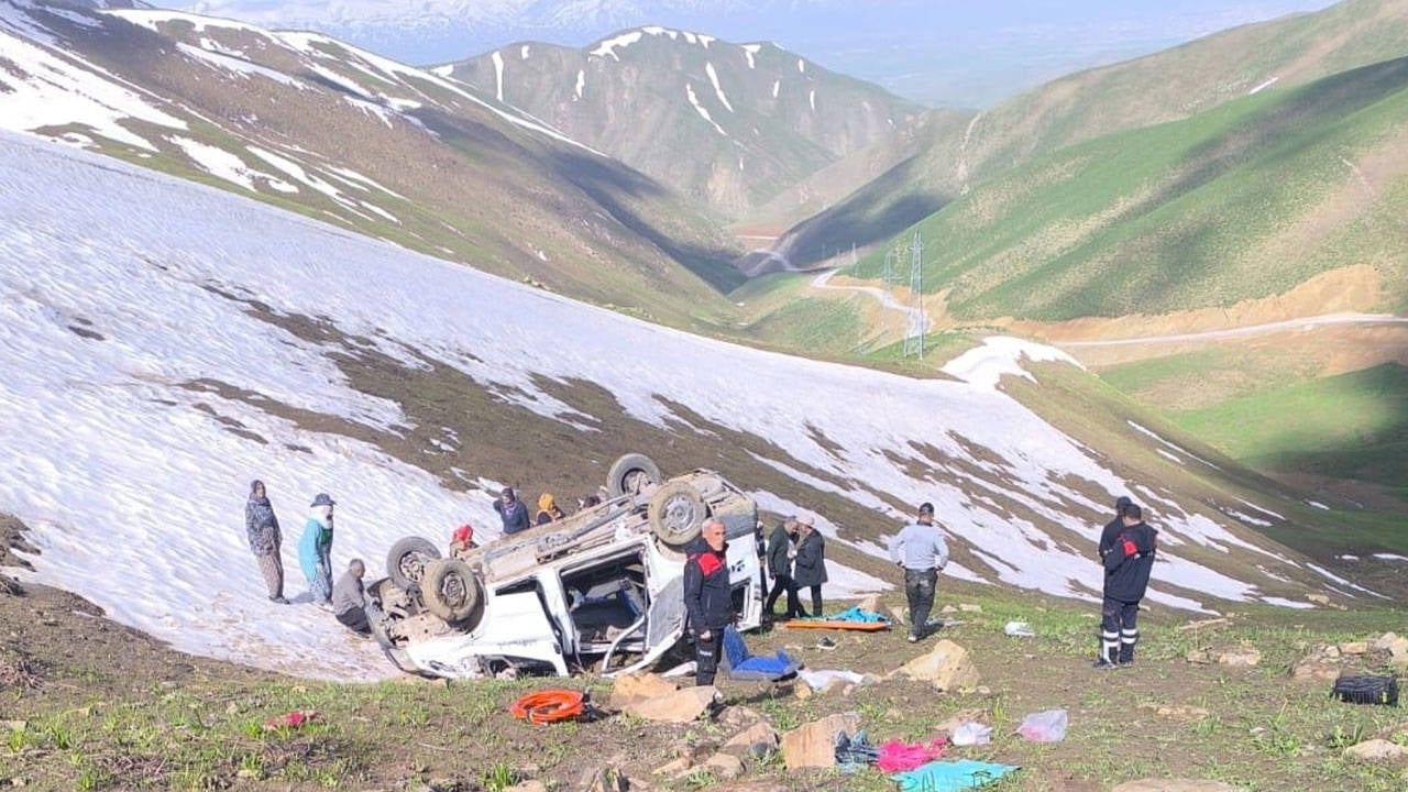 İşçi minibüsü uçuruma yuvarlandı: Bir ölü, yedi yaralı