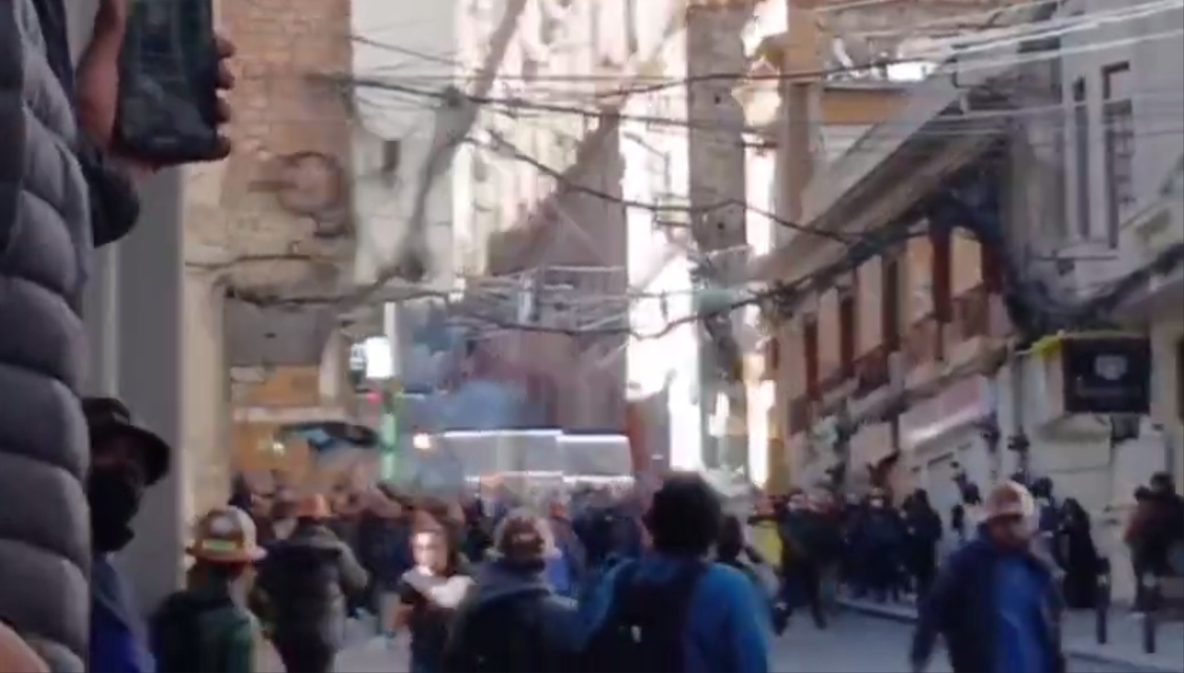 Öfkeli madenciler Başbakan konutunu kuşattı, polise dinamit attı