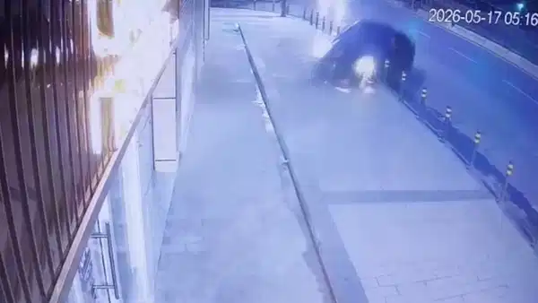 Lüks otomobil dükkana daldı: Araç da yandı, dükkan da