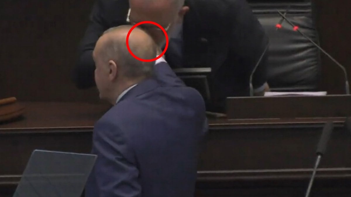 Erdoğan selam vermek için elini kaldırdı, AK Partili vekil havada kapıp öptü