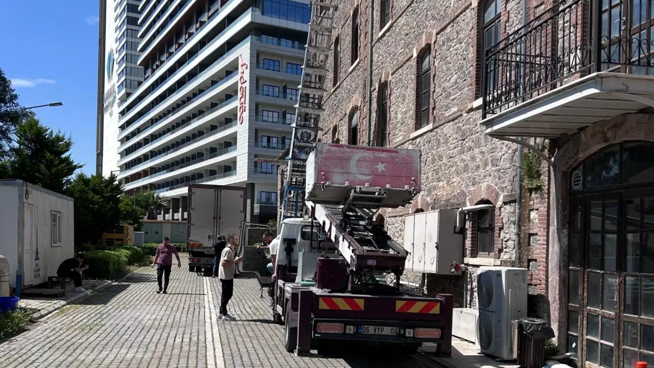 İzmir’de Meslek Fabrikası’nda tahliye başladı!