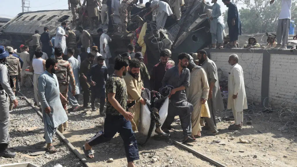 Pakistan’da asker trenine saldırı: En az 23 ölü, 70 yaralı