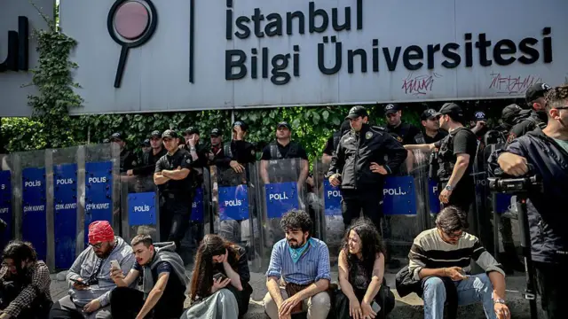 Devlet böyle yönetiliyor… Erdoğan üç gün önce kapattığı Bilgi Üniversitesini yeniden açtı