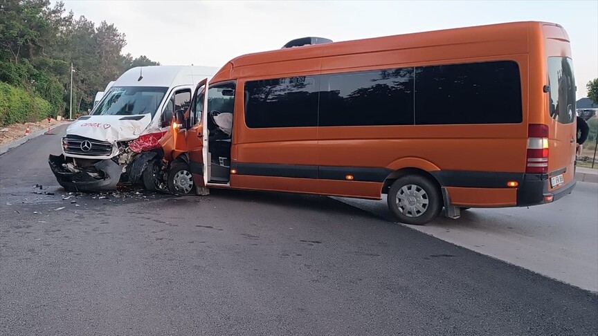 İki tur minibüsü çarpıştı: 13 turist yaralandı