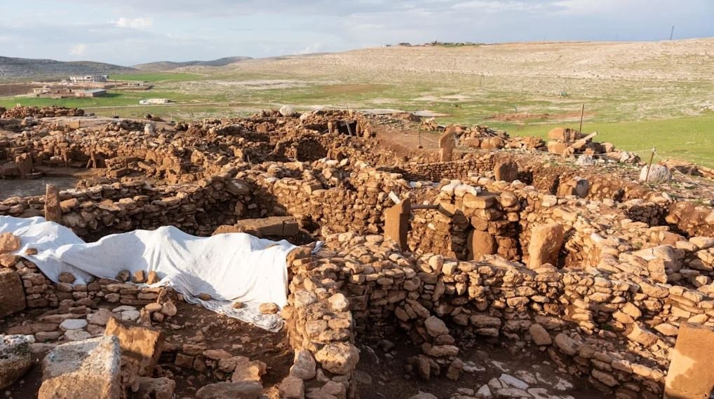 Göbekli Tepe gibi keşif: 2 bin 200 yıllık adak steli bulundu