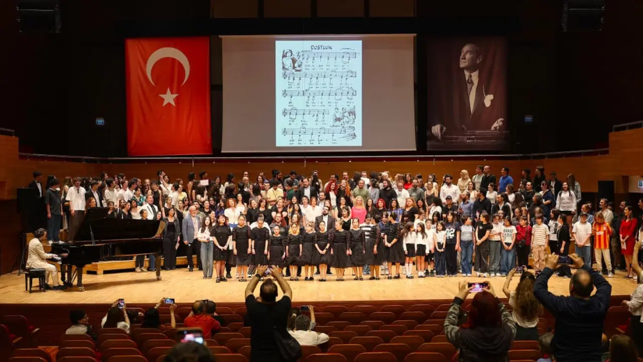 Binlerce kişilik koro büyük finalle ödül aldı