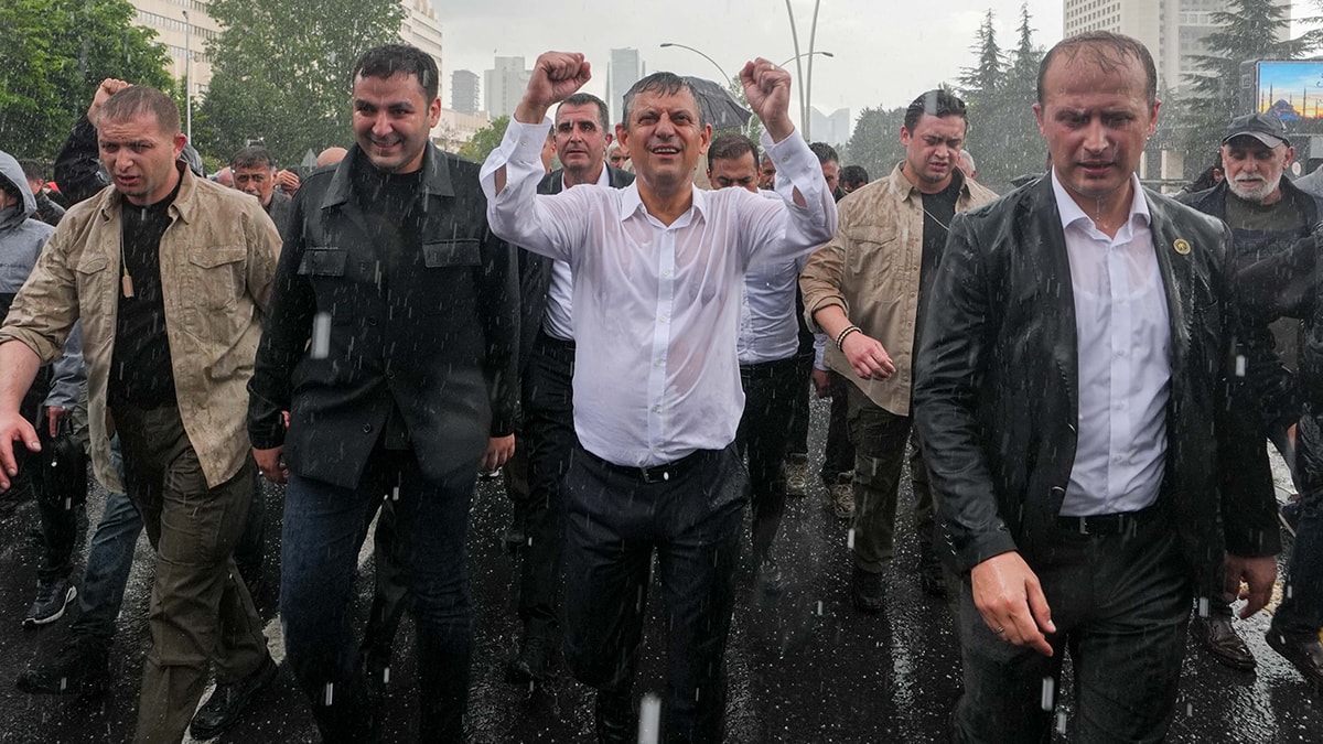 Özgür Özel yönetimi kurultay için imza toplamaya başlıyor