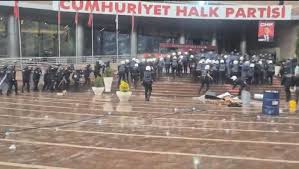 CHP’nin başına yargı tarafından atanan Kemal Kılıçdaroğlu, binaya da polisle girdi