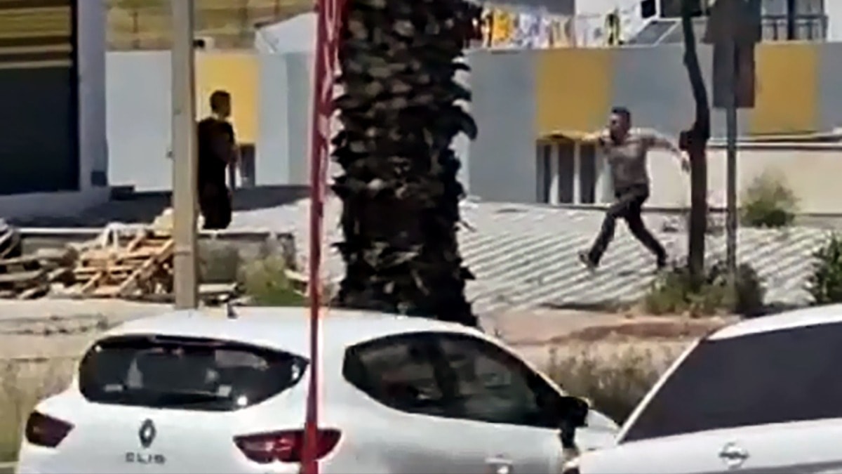 Oğlunu öldürdü, başında polisi bekledi