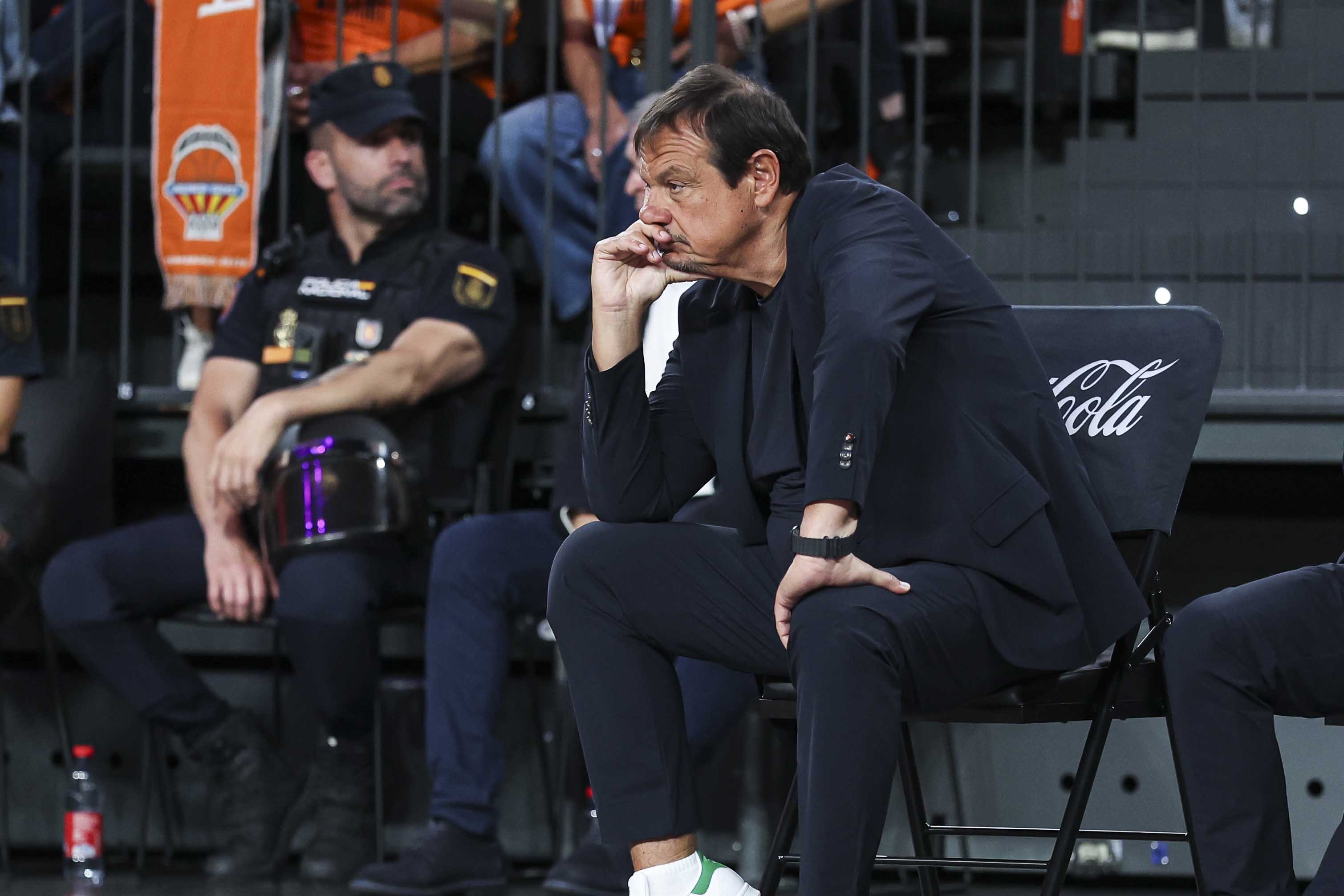 Ergin Ataman masayı yumrukladı, toplantıyı terk etti