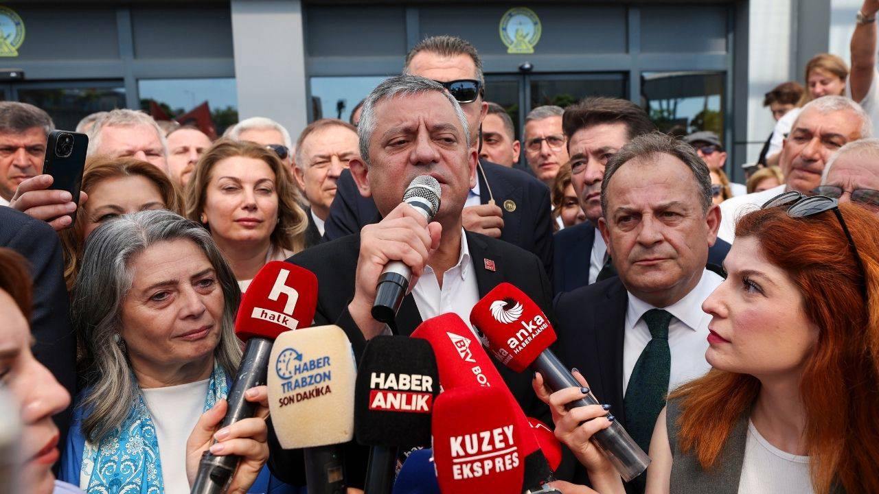 Özel, Trabzon’da İmamoğlu gibi karşılandı: ‘Saldırı CHP’ye değil size, herkese’
