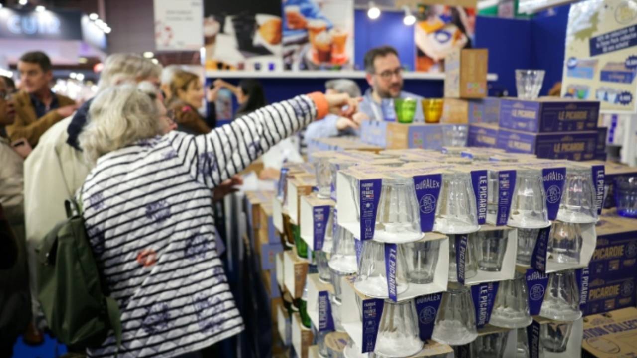 Evinde bulundurmayan hayata küserdi: Cam devi iflas etti