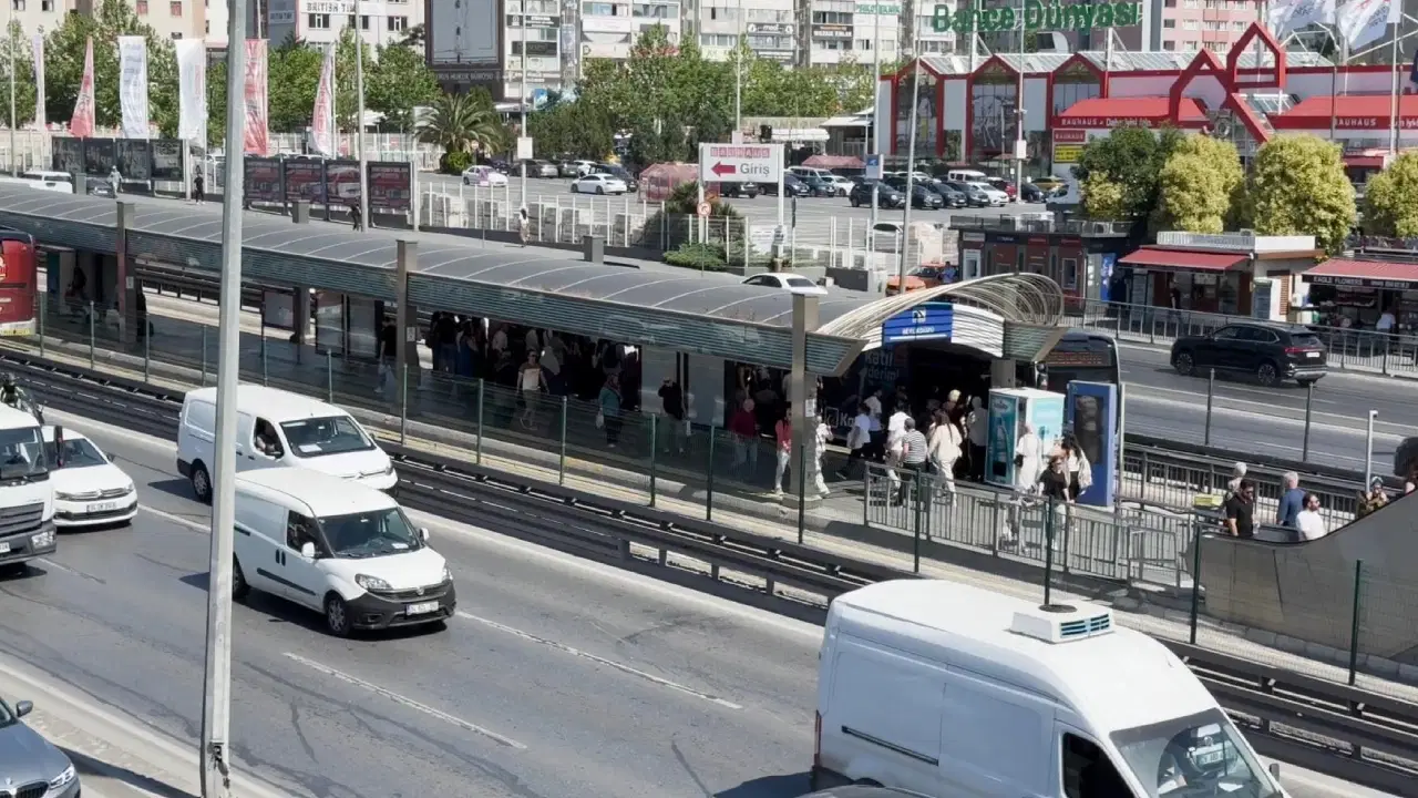 Baba-oğul katil oldu: Metrobüste tartışıp inince bıçakladılar