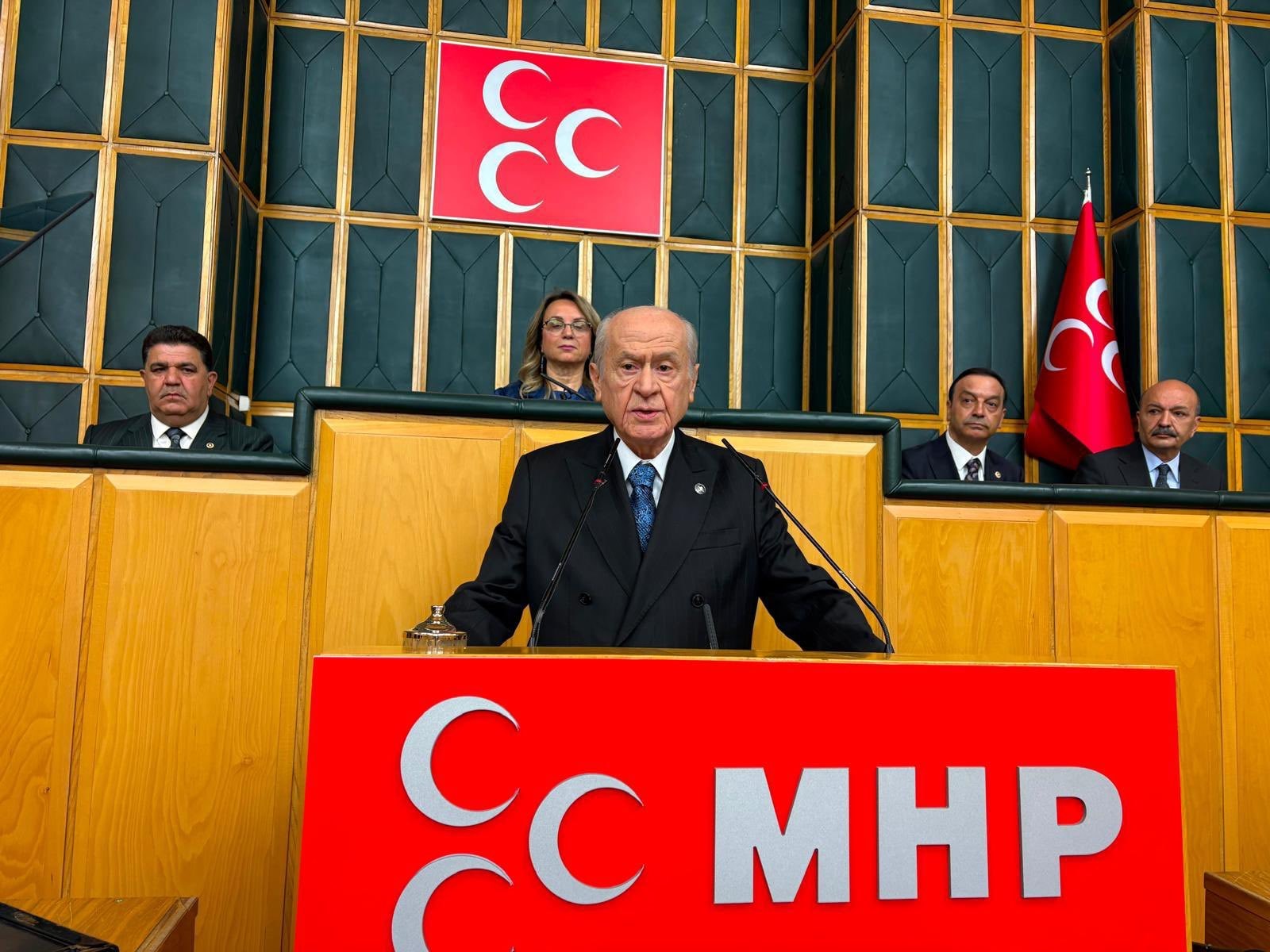 Bahçeli grup krizinin faturasını Özgür Özel’e kesti: Ateşe körükle gitme