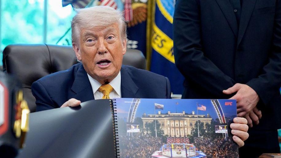 Trump’ın doğum günü arenası boş kalacak: Kafes dövüşü davetiyeleri geri çevriliyor