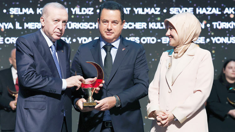Acun Ilıcalı yılın ‘Kızılay İyilik Elçisi’ seçildi