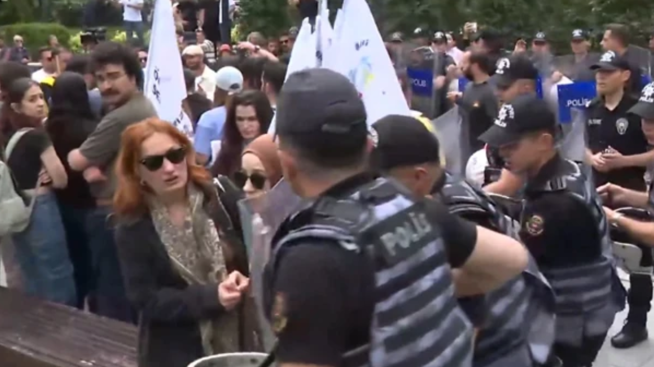 Polis ‘Açız’ diyen öğretmenleri döve döve gözaltına aldı