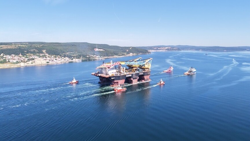 Boğaz’dan bir dev geçti