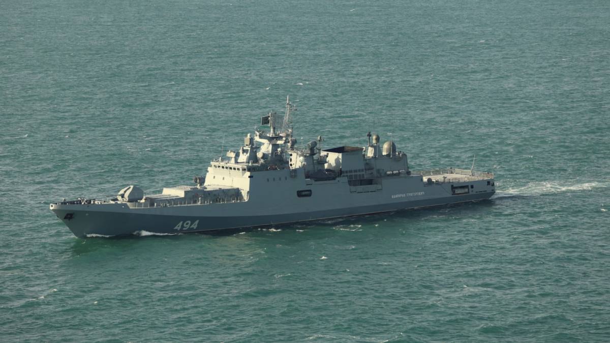 Rus savaş gemisi İngiltere bandıralı yata ateş açtı