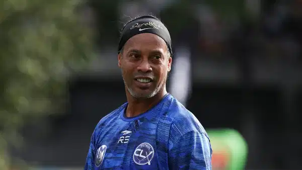 Ronaldinho 46 yaşında futbola geri döndü