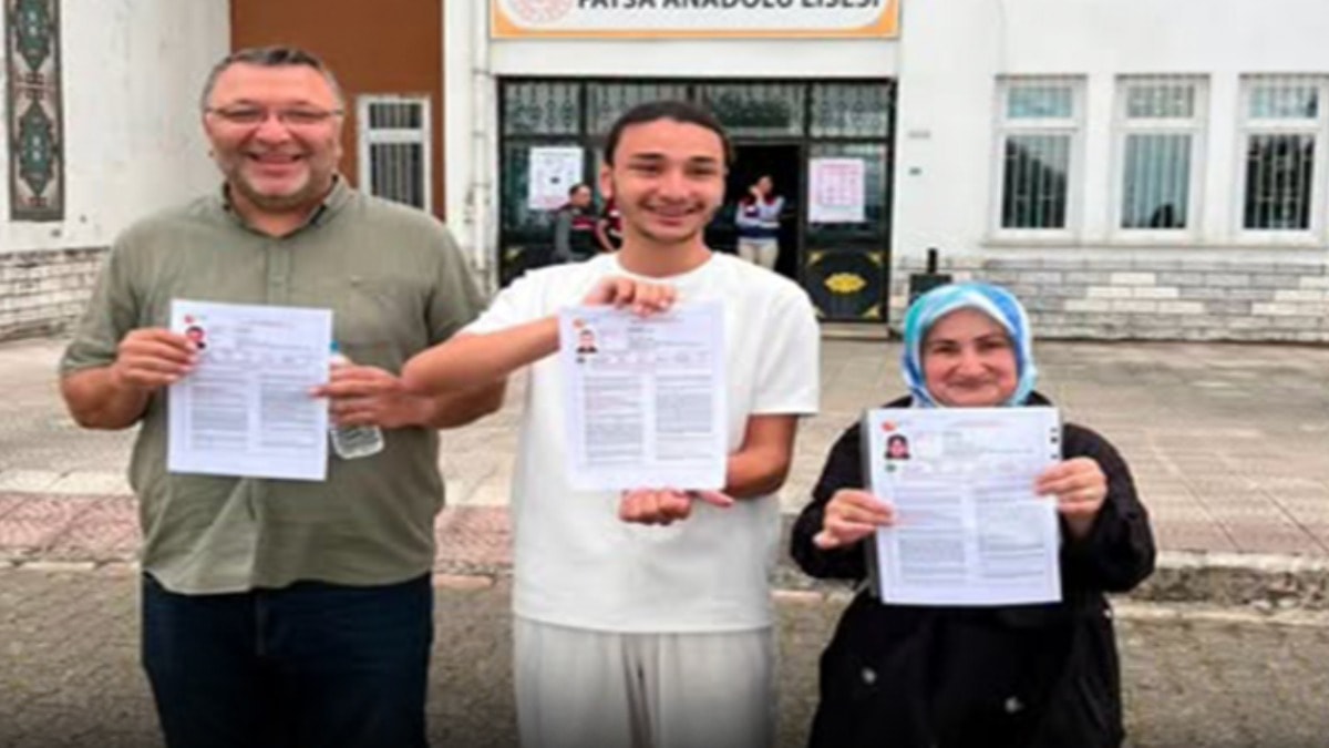 Aile boyu YKS heyecanı: Anne- baba ve oğul aynı okulda sınava girdi