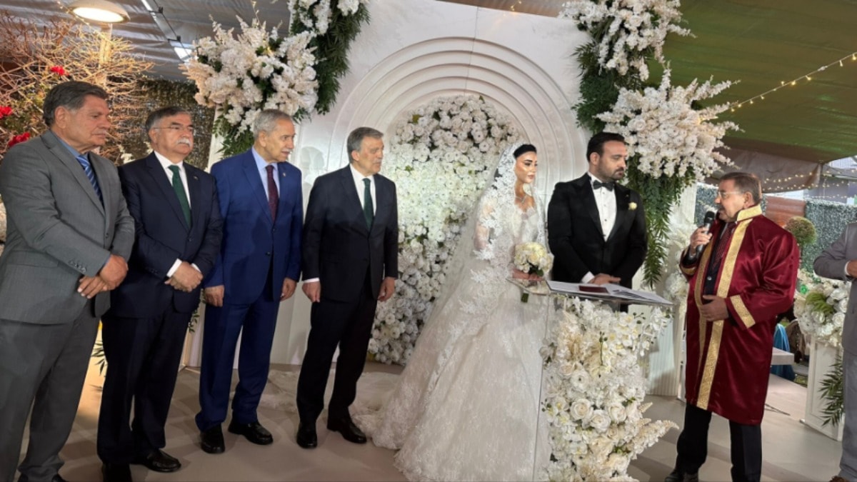 AK Partili vekiller Abdullah Gül’ün elini sıkmadı