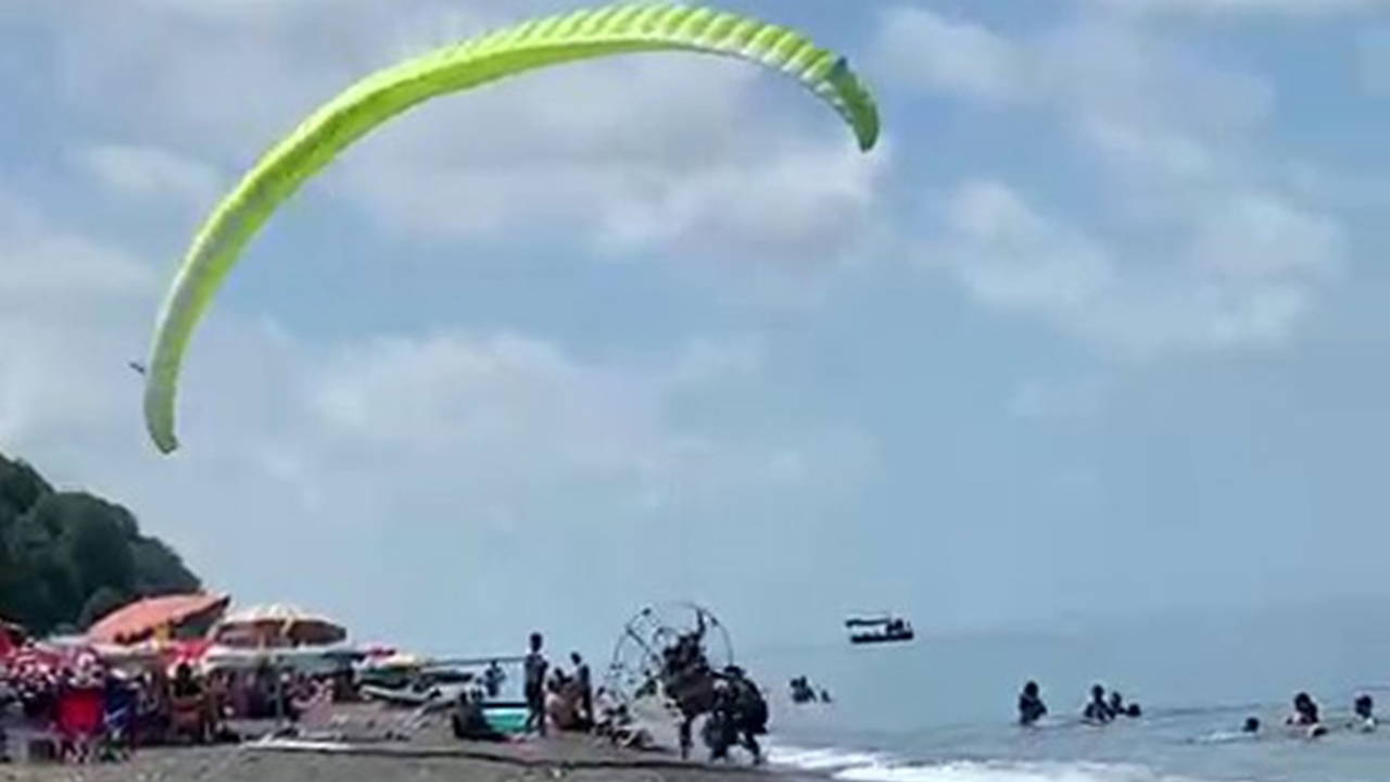 Akçakoca'da motorlu paraşüt plajdaki kalabalığa daldı: 3 kişi yaralı