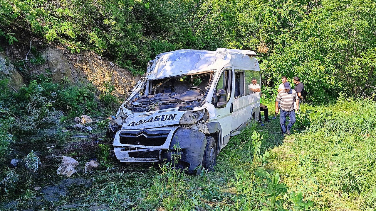 Tarım işçilerini taşıyan minibüs şarampole devrildi: İkisi ağır sekiz yaralı