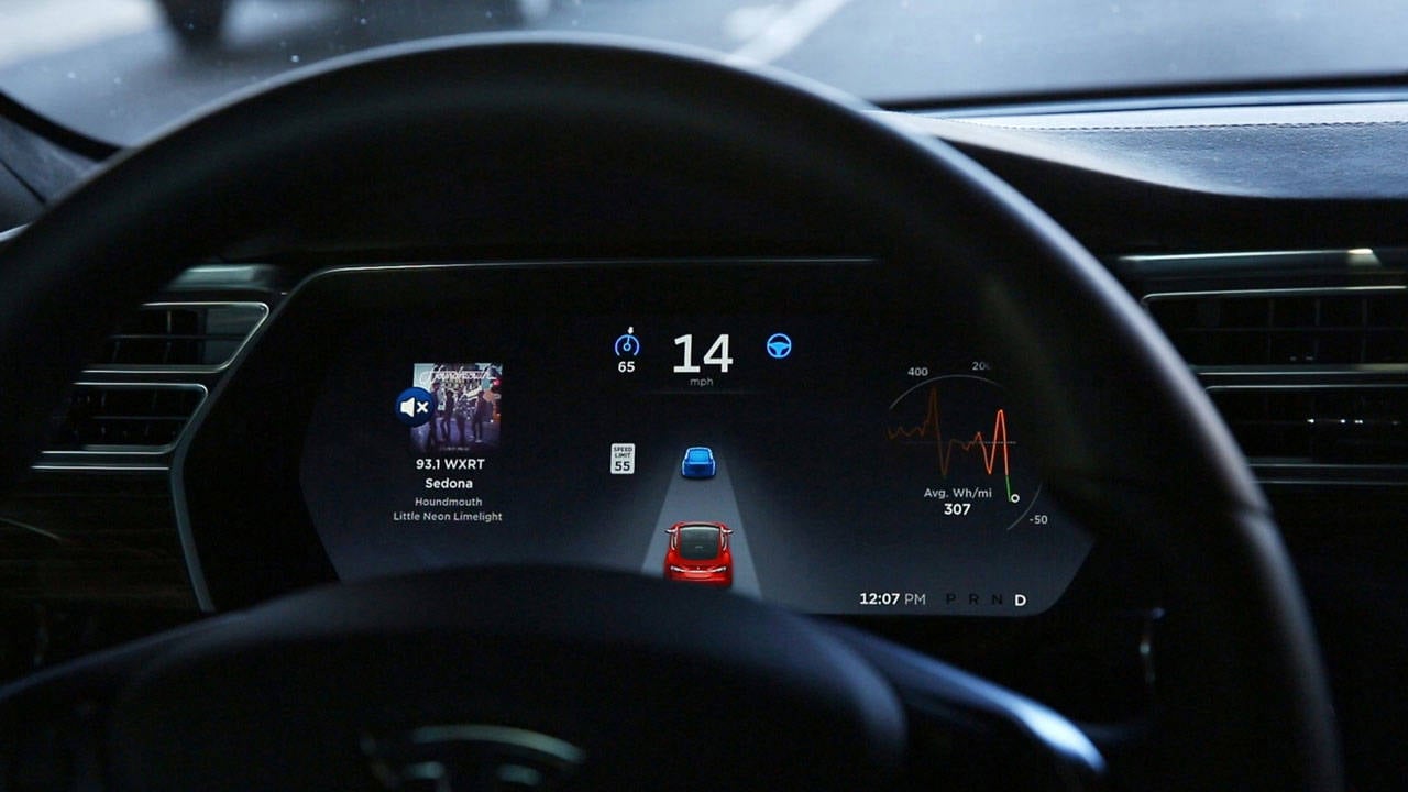 Tesla oto pilotu yolu şaşırdı: Yaşlı kadın evinde otururken hayatını kaybetti