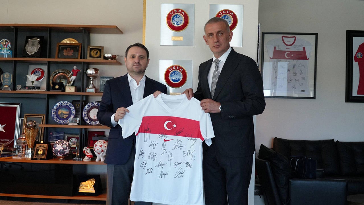 TFF Başkanı kendisine hakaret edenlere dava açmak yerine Adalet Bakanı’ndan özel yasa istedi