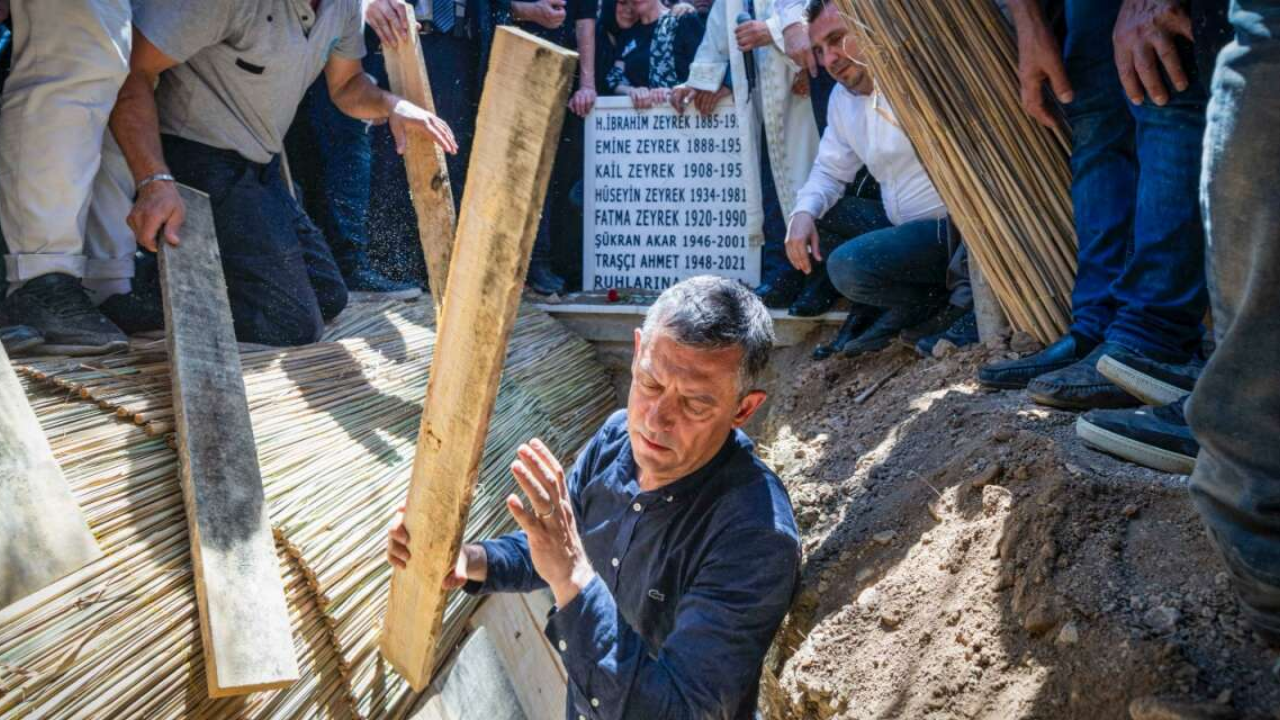Özel'in Ferdi Zeyrek'in cenazesinde çekilen fotoğrafı ödül aldı: ''Hayatımın en zor anıydı''