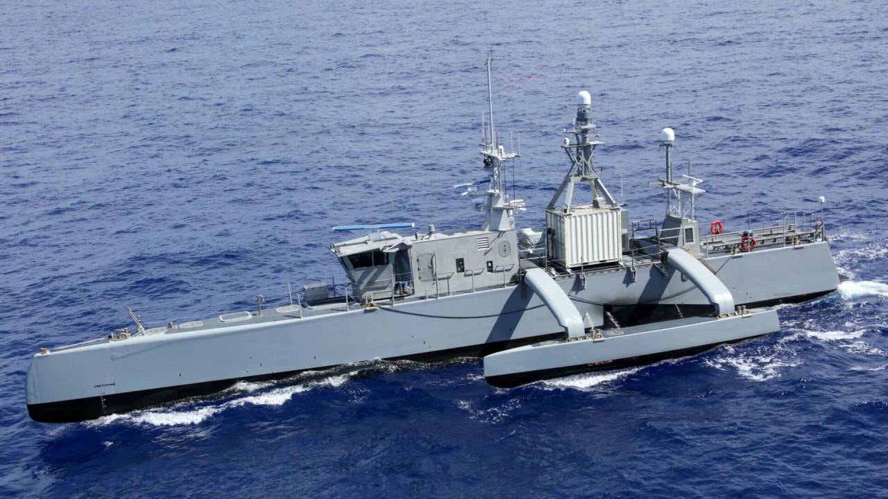 En maharetli insansız savaş gemisi suya indi: Takip ederken füze atıyor