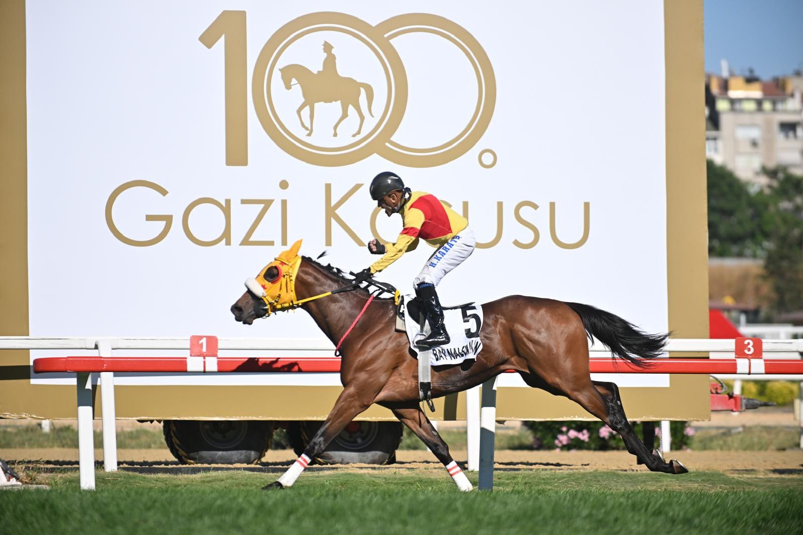 Gazi Koşusu şöleni: 67 bin 200 kişi izlediği yarışı Bay Nalçakan kazandı