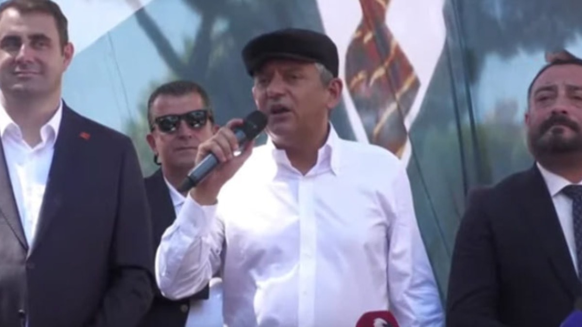 Özgür Özel İzmir’de de yeni parti işareti verdi