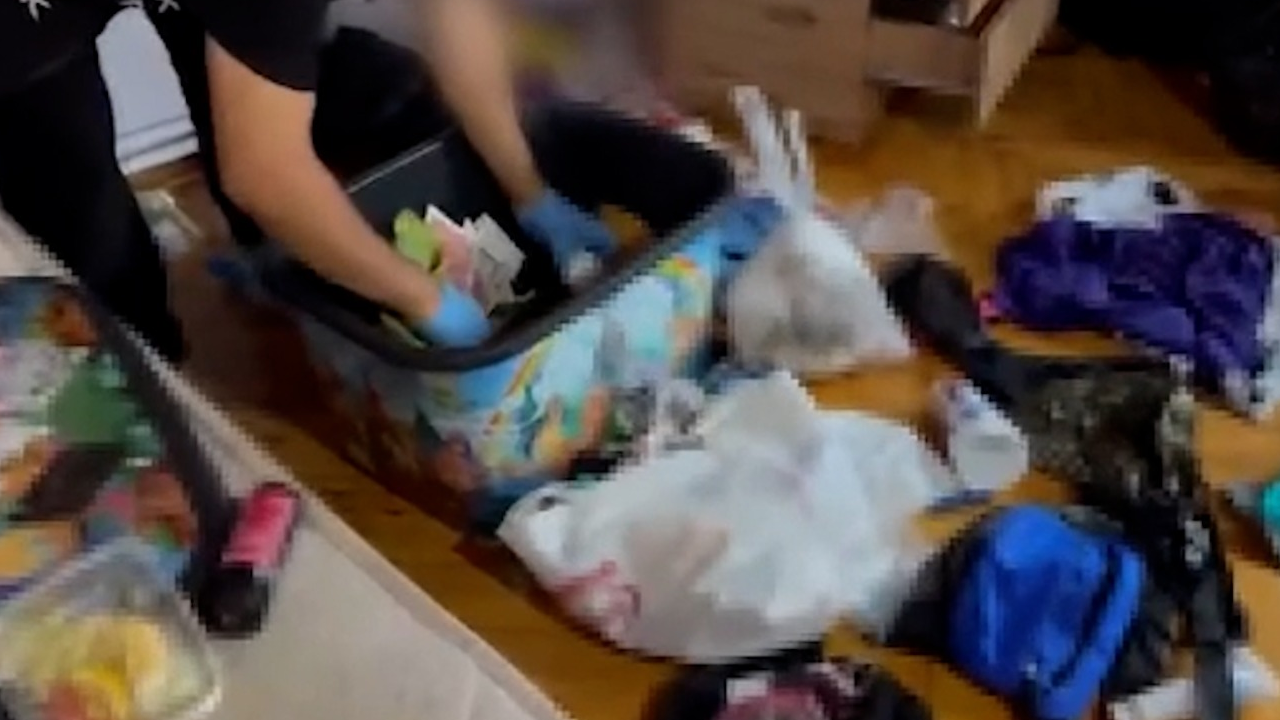 Sihirbazım dedi, ama kedi kumuna sakladığı uyuşturucuya okus pokus yetmedi