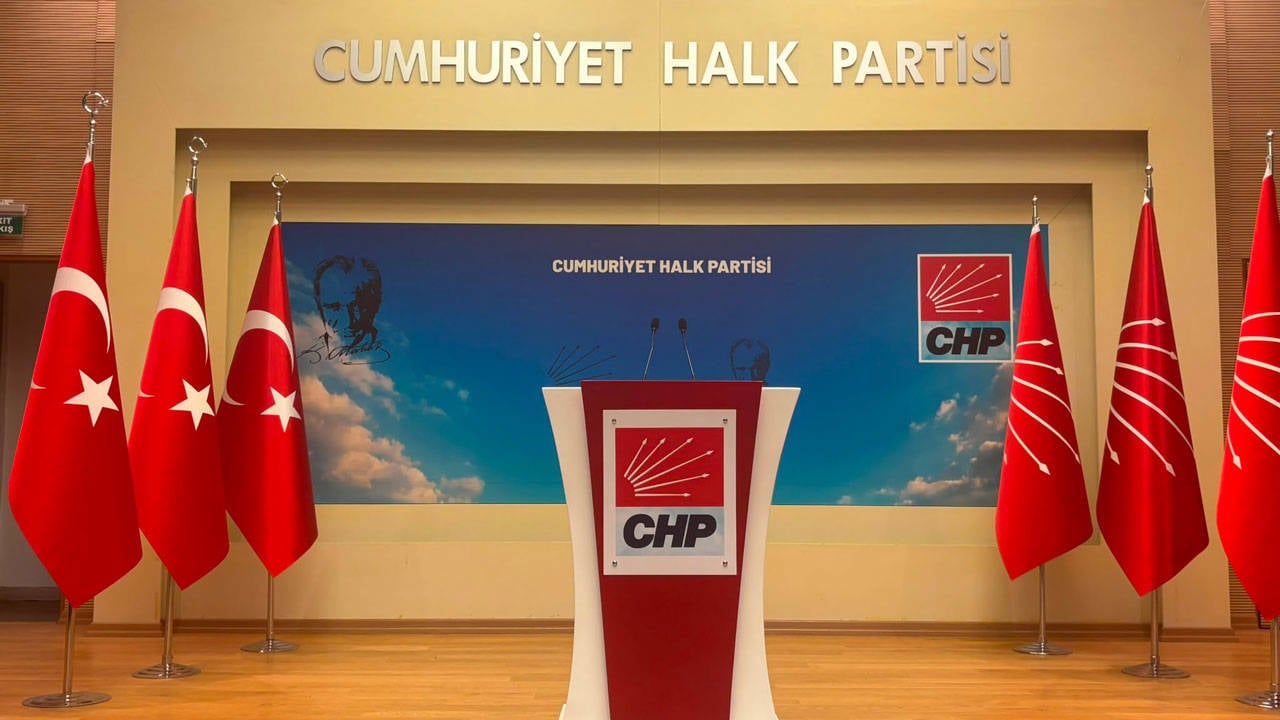 CHP toplantı salonundaki parti yazısı kaldırıldı