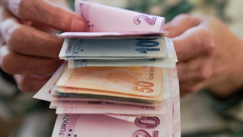Emeklinin zamlı maaşının bu ay yatması zor