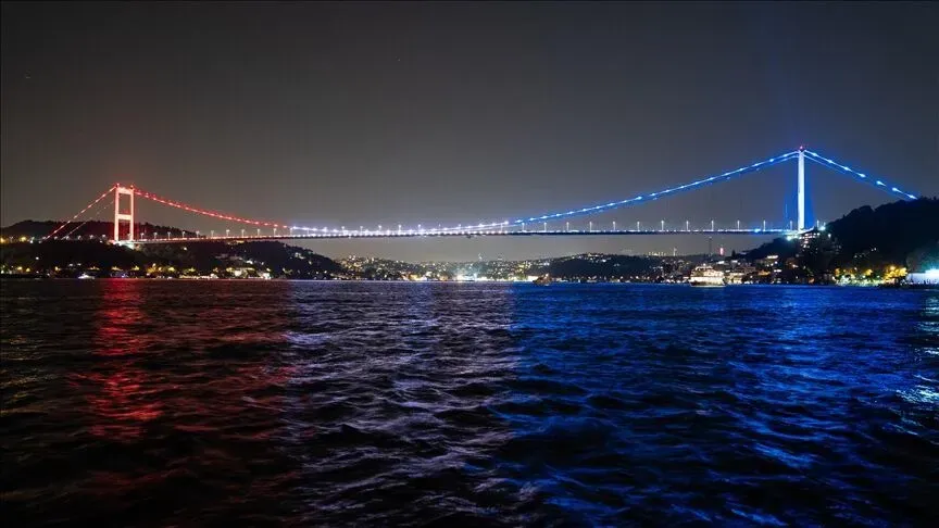 4 Temmuz şerefine köprü ABD bayrağının renkleriyle aydınlatıldı