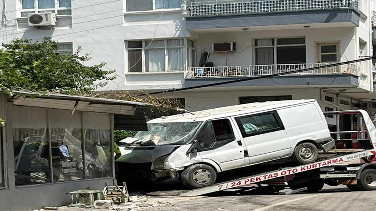 Kadirli'de Minibüs Kıraathaneye Daldı: 1 Ölü, 3 Yaralı