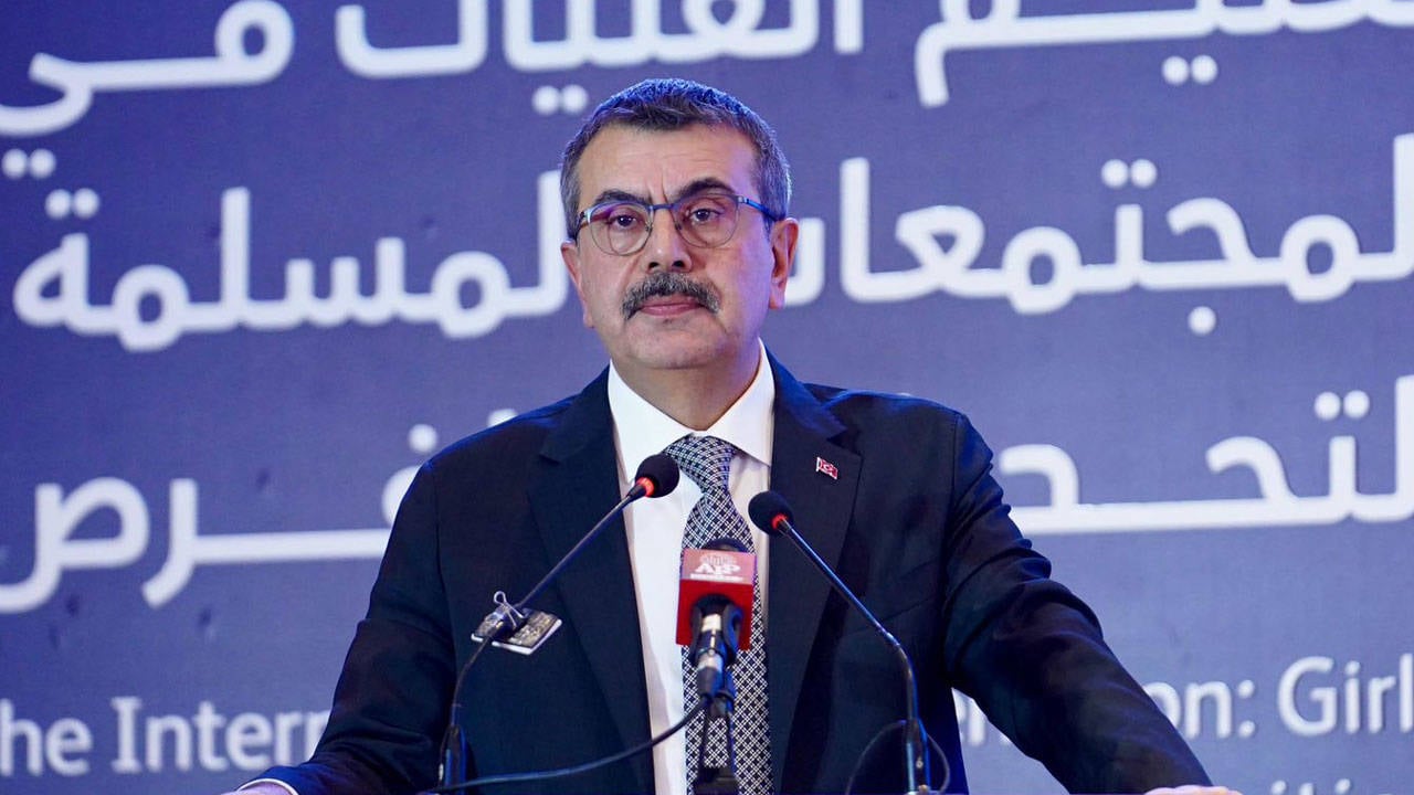 İlkokul mezunları bile bunu bilir, birisi Milli Eğitim Bakanına şunun doğrusunu anlatsın